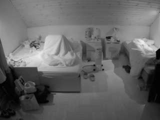 voyeurcam-julmodels-greybed-3