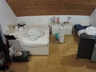 voyeurcam-julmodels-greybed-3