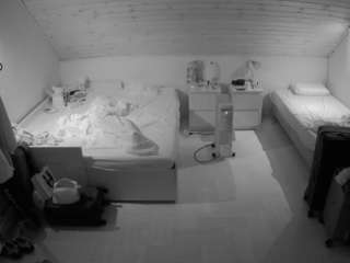 voyeurcam-julmodels-greybed-3