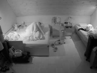 voyeurcam-julmodels-greybed-3