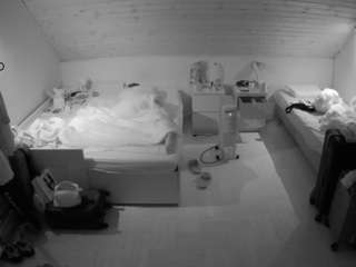 voyeurcam-julmodels-greybed-3
