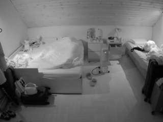 voyeurcam-julmodels-greybed-3
