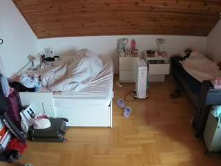 voyeurcam-julmodels-greybed-3