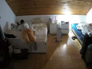 voyeurcam-julmodels-greybed-3