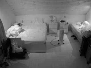 voyeurcam-julmodels-greybed-3