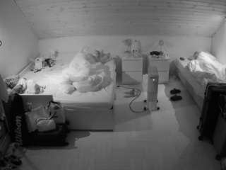 voyeurcam-julmodels-greybed-3