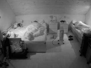 voyeurcam-julmodels-greybed-3