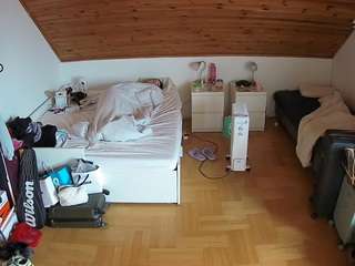 voyeurcam-julmodels-greybed-3