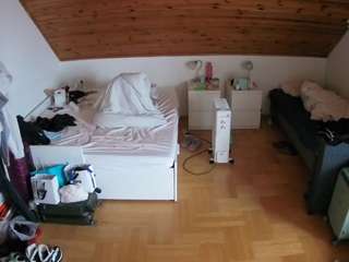 voyeurcam-julmodels-greybed-3