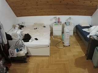 voyeurcam-julmodels-greybed-3