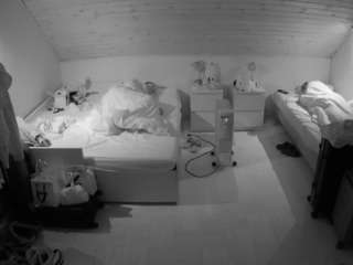 voyeurcam-julmodels-greybed-3
