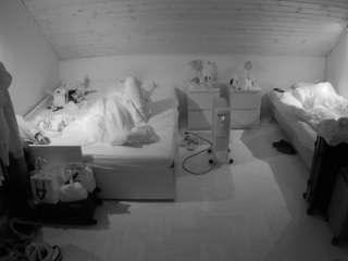 voyeurcam-julmodels-greybed-3