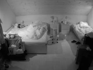voyeurcam-julmodels-greybed-3