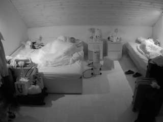 voyeurcam-julmodels-greybed-3