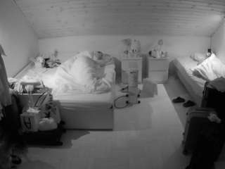 voyeurcam-julmodels-greybed-3