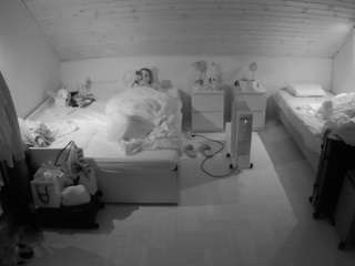 voyeurcam-julmodels-greybed-3