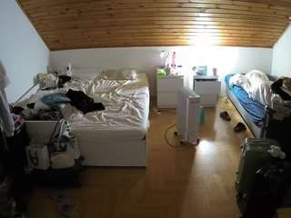 voyeurcam-julmodels-greybed-3