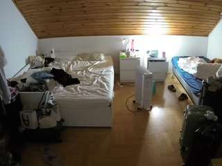 voyeurcam-julmodels-greybed-3