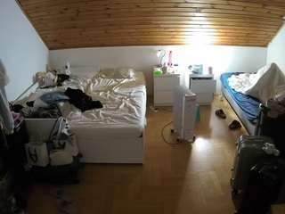 voyeurcam-julmodels-greybed-3