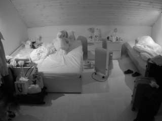 voyeurcam-julmodels-greybed-3