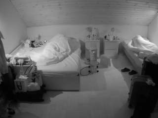 voyeurcam-julmodels-greybed-3