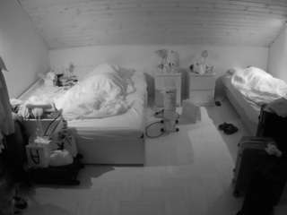 voyeurcam-julmodels-greybed-3