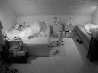 voyeurcam-julmodels-greybed-3