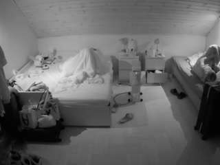 voyeurcam-julmodels-greybed-3