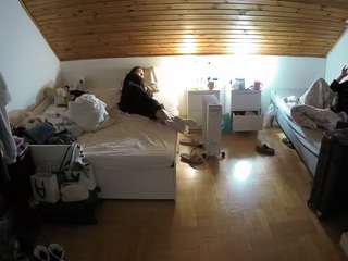 voyeurcam-julmodels-greybed-3