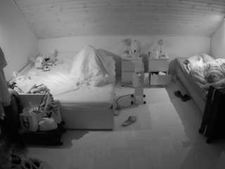 voyeurcam-julmodels-greybed-3