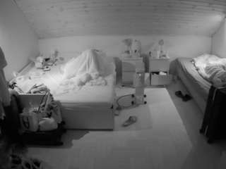 voyeurcam-julmodels-greybed-3