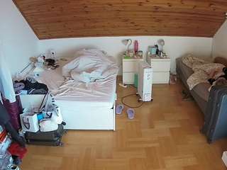 voyeurcam-julmodels-greybed-3