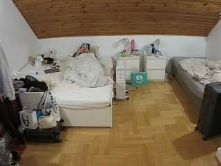 voyeurcam-julmodels-greybed-3
