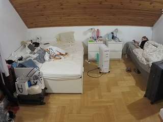 voyeurcam-julmodels-greybed-3