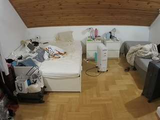 voyeurcam-julmodels-greybed-3