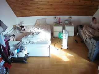 voyeurcam-julmodels-greybed-3