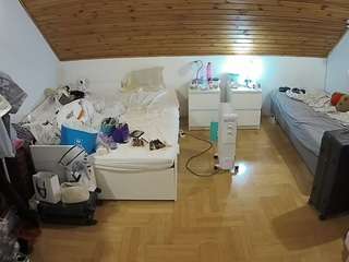 voyeurcam-julmodels-greybed-3