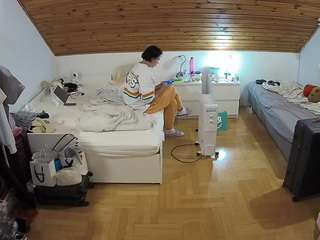 voyeurcam-julmodels-greybed-3