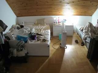 voyeurcam-julmodels-greybed-3