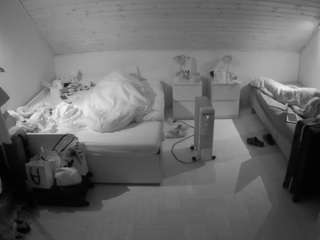 voyeurcam-julmodels-greybed-3