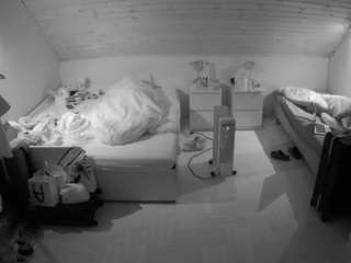 voyeurcam-julmodels-greybed-3