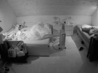 voyeurcam-julmodels-greybed-3