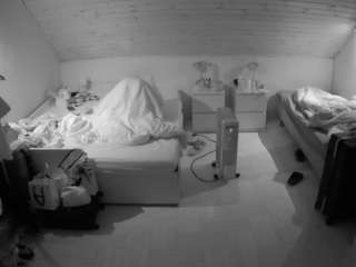 voyeurcam-julmodels-greybed-3
