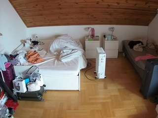 voyeurcam-julmodels-greybed-3