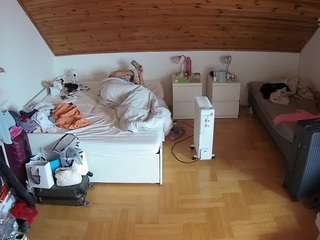 voyeurcam-julmodels-greybed-3