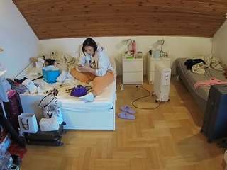 voyeurcam-julmodels-greybed-3