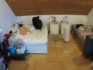 voyeurcam-julmodels-greybed-3