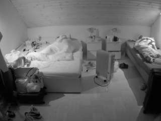 voyeurcam-julmodels-greybed-3