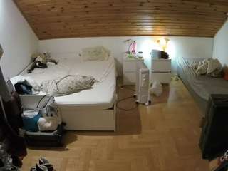 voyeurcam-julmodels-greybed-3