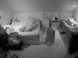 voyeurcam-julmodels-greybed-3